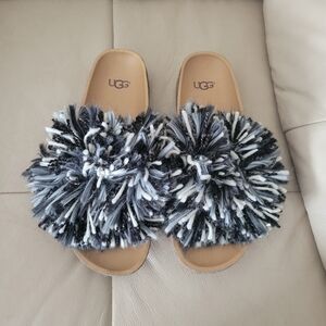 UGG Cindy yarn pom fringe sandal women’s size 8.